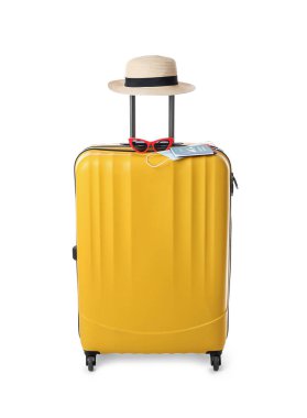 Beyaz arka planda bağışıklık pasaportu, sağlık maskesi, şapka ve güneş gözlüğü olan bavul.