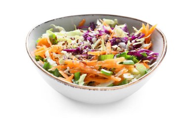 Beyaz arka planda lezzetli lahana salatası tabağı.