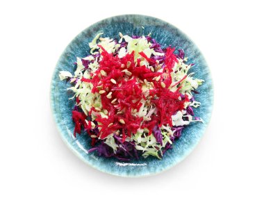 Beyaz arka planda lezzetli lahana salatası tabağı.