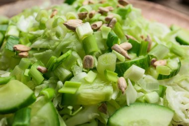 Lezzetli lahana salatası, tabakta ayçiçeği çekirdeği, yakın plan.