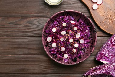 Koyu ahşap masada lezzetli lahana salatası.