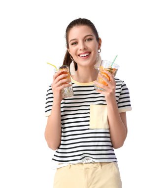 Arka planda taze limonata olan genç bir kadın.