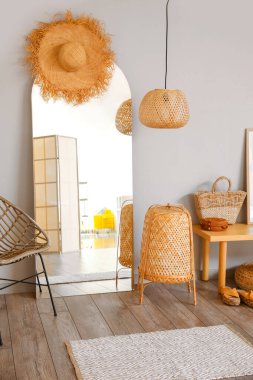 Aynalı modern koridorun şık iç tasarımı