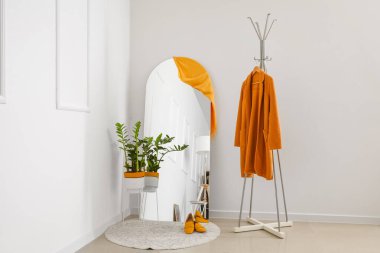 Aynalı modern koridorun şık iç tasarımı