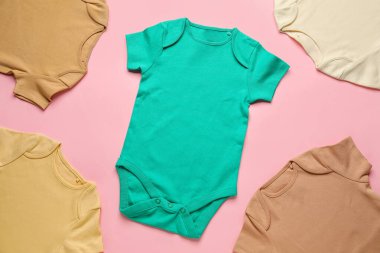 Renkli arka planda bebek kıyafetleri