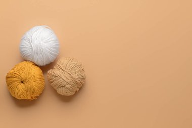 Renkli arkaplanda örgü ipliği topları