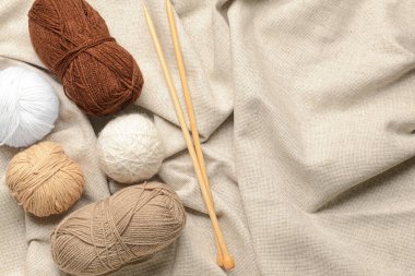 Kumaş arka planda örgü ipliği ve iğneler