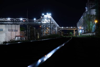 Geceleri modern fabrika manzarası