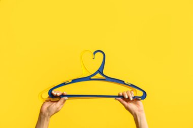 Elbiseli kadın elleri renk arkaplanda asılı