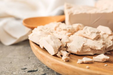 Grunge özgeçmişinde taze maya olan tahta, yakın plan.