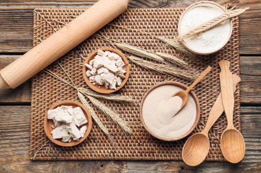 Ahşap arka planda taze ve kuru mayalı kompozisyon