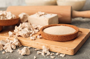 Farklı mayalı ahşap tahta ve grunge arkaplanda merdane.