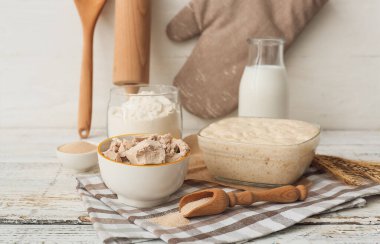 Hafif ahşap arka planda taze ve kuru mayalı kompozisyon