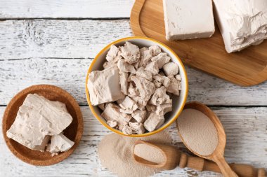 Hafif ahşap arka planda taze ve kuru mayalı kompozisyon