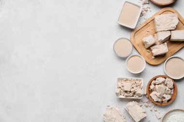 Hafif arka planda taze ve kuru maya içeren kompozisyon