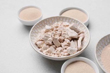 Arka planda taze ve kuru maya olan kaseler