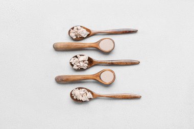 Hafif arka planda taze ve kuru maya içeren kompozisyon