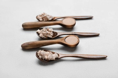 Hafif arka planda taze ve kuru maya içeren kompozisyon