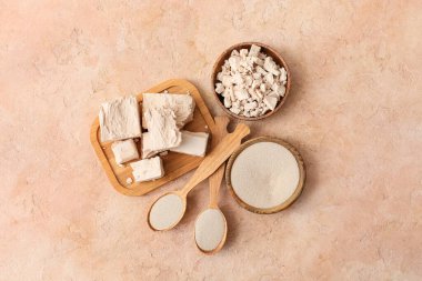 Renkli arkaplanda taze ve kuru maya ile kompozisyon