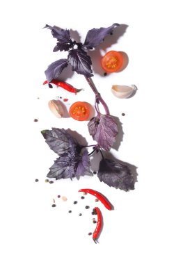 Beyaz arka planda taze fesleğen, sarımsak, domates ve kırmızı biber.