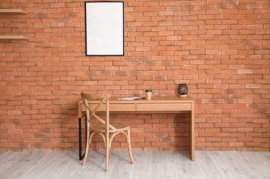 Rahat iş yeri ve boş fotoğraf çerçeveleri olan modern odanın içi