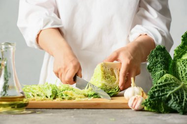 Masada taze lahana kesen kadın.