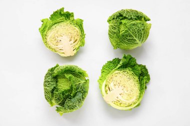 Beyaz arka planda taze savoy lahanası