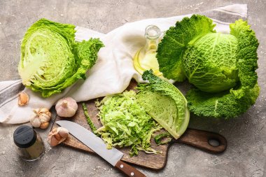 Grunge arka planında taze savoy lahanası olan kompozisyon