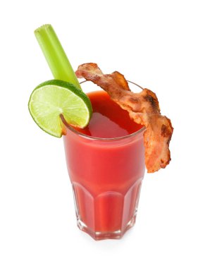 Beyaz arka planda pastırmayla süslenmiş bir bardak Bloody Mary kokteyli.