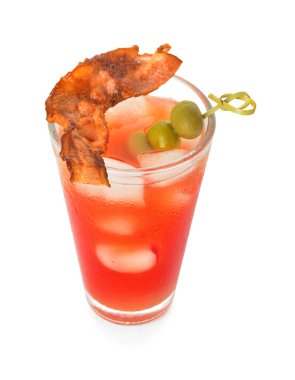 Beyaz arka planda pastırmayla süslenmiş bir bardak Bloody Mary kokteyli.