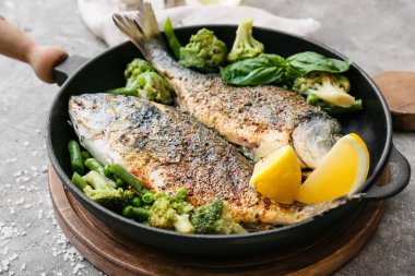 Arka planda Dorado ile kızartma tavası