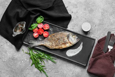 Arka planda kızarmış Dorado tabağı.