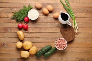 Ahşap zemin üzerinde okroshka için malzemelerden yapılmış çerçeve