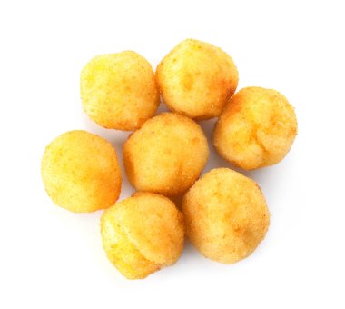 Beyaz arka planda kızarmış patates topları.