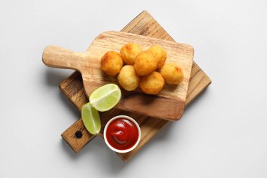 Hafif arka planda kızarmış patates topları olan tahtalar