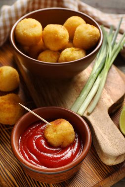 İçinde kızarmış patates topları olan kompozisyon.