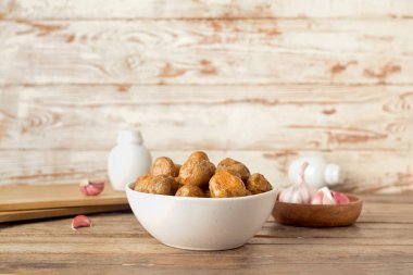 Lezzetli fırında patatesli kase.