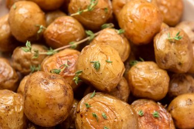 Arka plan olarak lezzetli fırında patates.