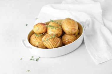 Hafif arka planda fırında patates