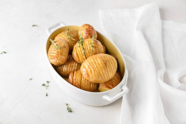 Hafif arka planda fırında patates