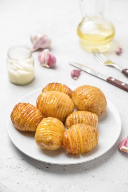 Hafif arka planda fırında patates tabağı.