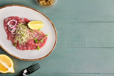 Lezzetli dana eti ve ahşap arka planda limon.