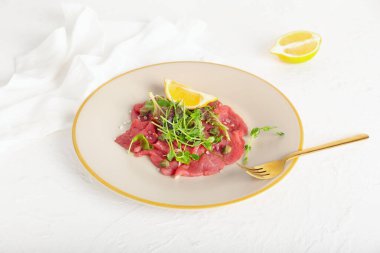 Hafif arka planda lezzetli dana etli carpaccio.