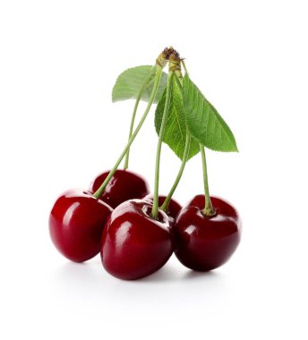 Beyaz arka planda olgun kirazlar