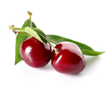 Beyaz arka planda olgun kirazlar