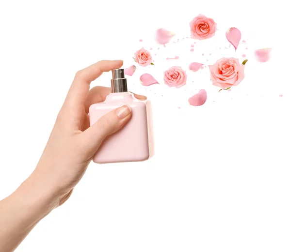 Beyaz Arka Plana Çiçek Parfümü Sıkan Genç Bir Kadın — Stok fotoğraf