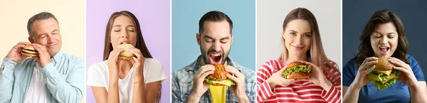 Gruppe Von Menschen Mit Leckeren Burgern Auf Farbigem Hintergrund — Stockfoto