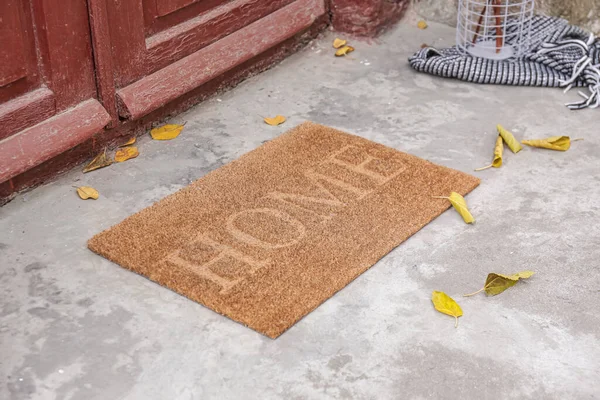 Felpudo Cerca Entrada Casa Día Otoño —  Fotos de Stock