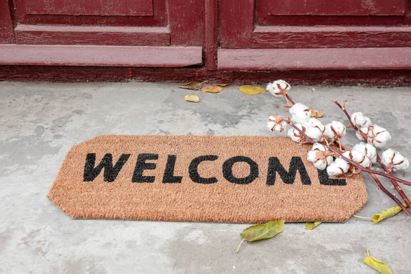 Doormat Бавовняними Квітами Біля Входу Будинок Осінній День — стокове фото