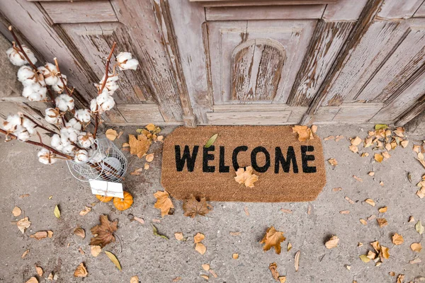 Doormat Com Flores Algodão Carta Perto Entrada Casa Dia Outono — Fotografia de Stock